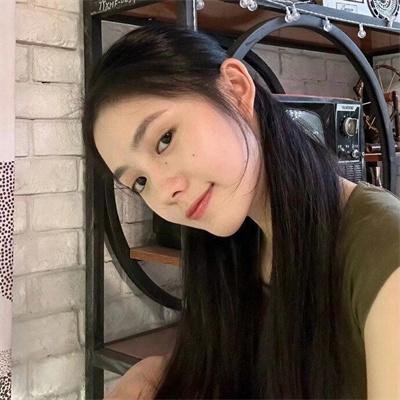 举杯畅饮的姐姐们
