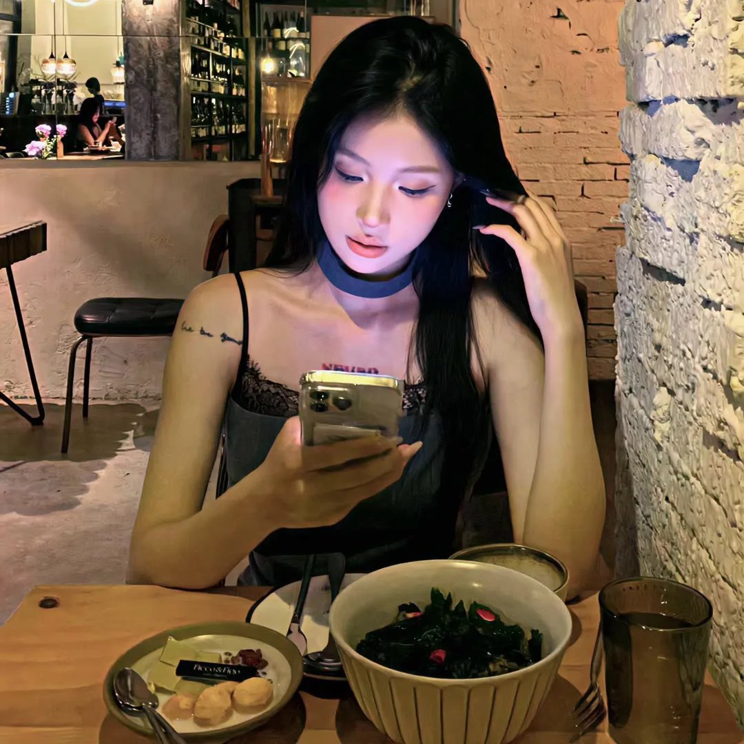 出墙红杏两家春